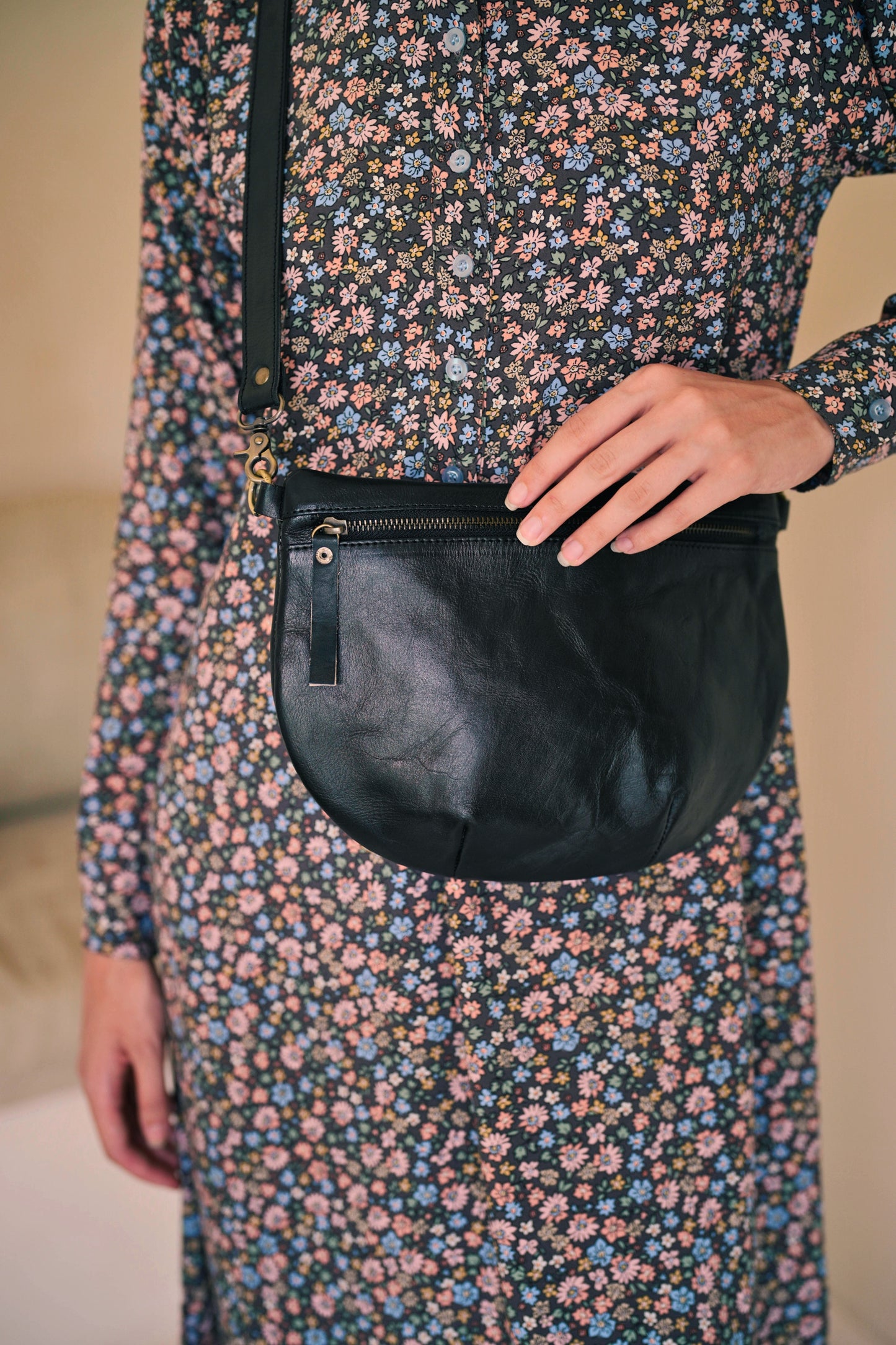 Naomi Leather Sling Bag in Black