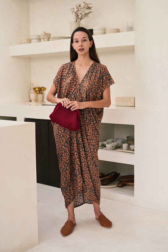 Load image into Gallery viewer, Cali Top Handle Knit Clutch in Wine
